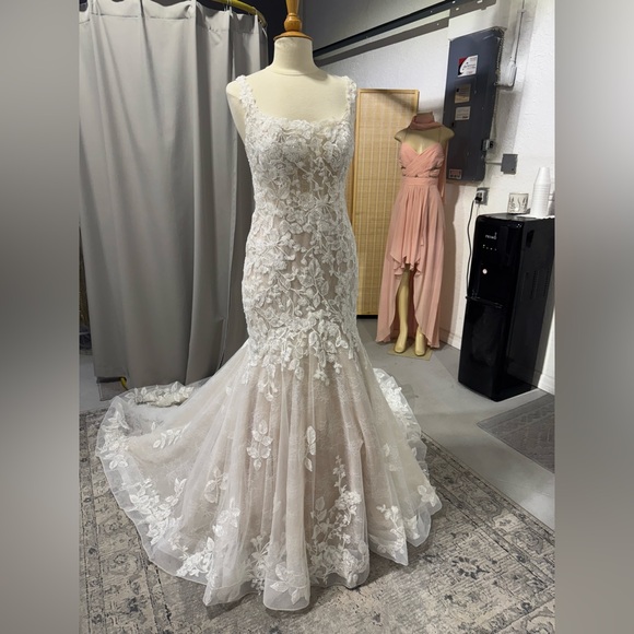 Allure Bridals Style #9950 Wedding Dress (Never worn)